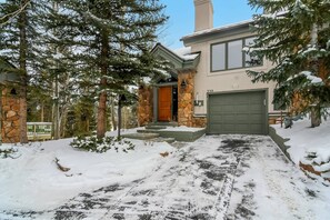 Exterior - ​7th Nt FREE Lift across the St, Pvt Hot Tub, BBQ, Views, Comm Pool/Spa, Shuttle (Breckenridge)