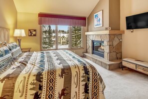 3 bedrooms, desk, WiFi - ​7th Nt FREE Lift across the St, Pvt Hot Tub, BBQ, Views, Comm Pool/Spa, Shuttle (Breckenridge)