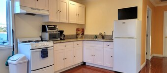 3 bedroom apartment near MrC with patio area 5 minutes to Rodeo Drive, Wi-Fi, TV