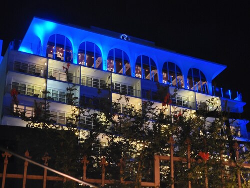 3 bedroom apartment near MrC with patio area 5 minutes to Rodeo Drive, Wi-Fi, TV