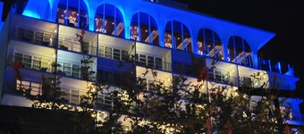 3 bedroom apartment near MrC with patio area 5 minutes to Rodeo Drive, Wi-Fi, TV