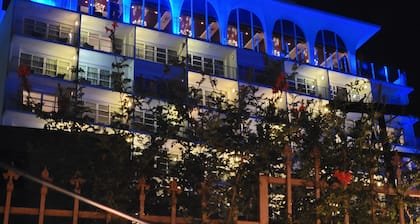 3 bedroom apartment near MrC with patio area 5 minutes to Rodeo Drive, Wi-Fi, TV