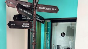 A directional signpost with multiple destinations and distances. - Comfort Centre Residence Solo (Surakarta)