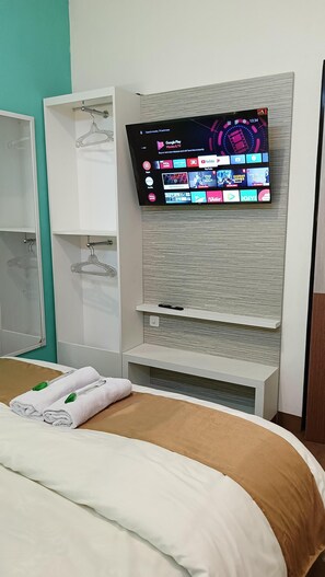 Escritorio, espacio para trabajar con laptop y wifi gratis 