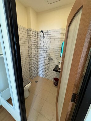 Habitación Deluxe doble | Baño | Artículos de higiene personal gratuitos, toallas, jabón y champú