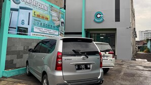 A building with a sign for 'Comfort Centre' and a car parked in front. - Comfort Centre Residence Solo (Surakarta)