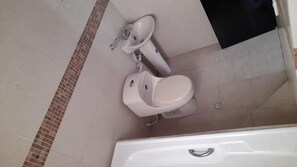Combined shower/tub, towels - Hotel Kodiak Barrancabermeja (Barrancabermeja)