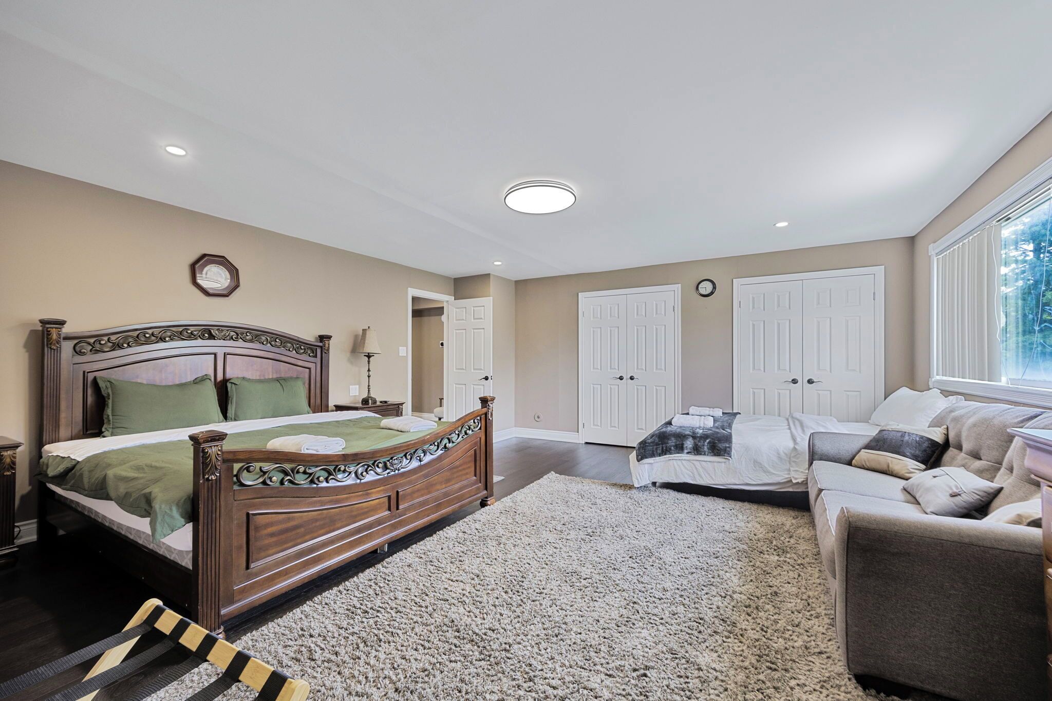 3 間睡房、房內夾萬、書桌、熨斗/熨衫板