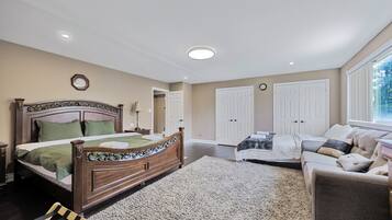 3 間睡房、房內夾萬、書桌、熨斗/熨衫板