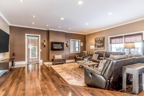 TV connectée, cheminée, chaîne hi-fi, écrans d'ordinateur