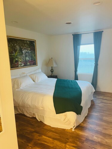 3-bedroom farmhouse near Lodi Winery’s and Camanche Lake