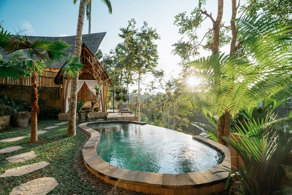 室內游泳池,提供免費遮陽小屋和日光浴躺椅