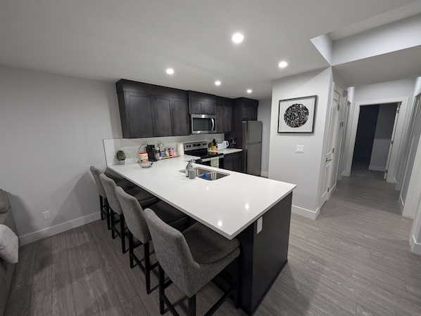 Réfrigérateur, micro-ondes, four, plaque de cuisson