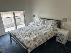 2 bedrooms, iron/ironing board, bed sheets - Golf and Beach Escape at 13th Beach for all the Family (Connewarre)