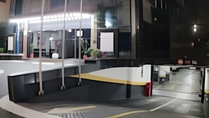 Ein modernes Gebäude mit einzigartigem zylindrischem Design, großen Fenstern und einem gut beleuchteten Eingangsbereich.