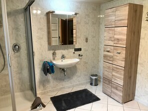 Dusche, Haartrockner, Handtücher