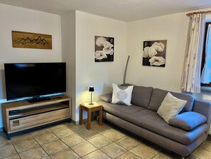 TV, mesa de pingue-pongue