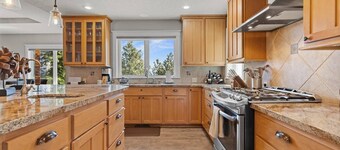 Eagle View Retreat - Luxury Hilltop Home with Hot Tub, Lake Views, Deck, BBQ, 15 Minutes to Downtown