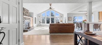 Eagle View Retreat - Luxury Hilltop Home with Hot Tub, Lake Views, Deck, BBQ, 15 Minutes to Downtown