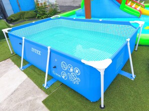 Ein blauer aufblasbarer Pool mit weißen Schutzvorrichtungen und dem 'INPEX'-Logo.