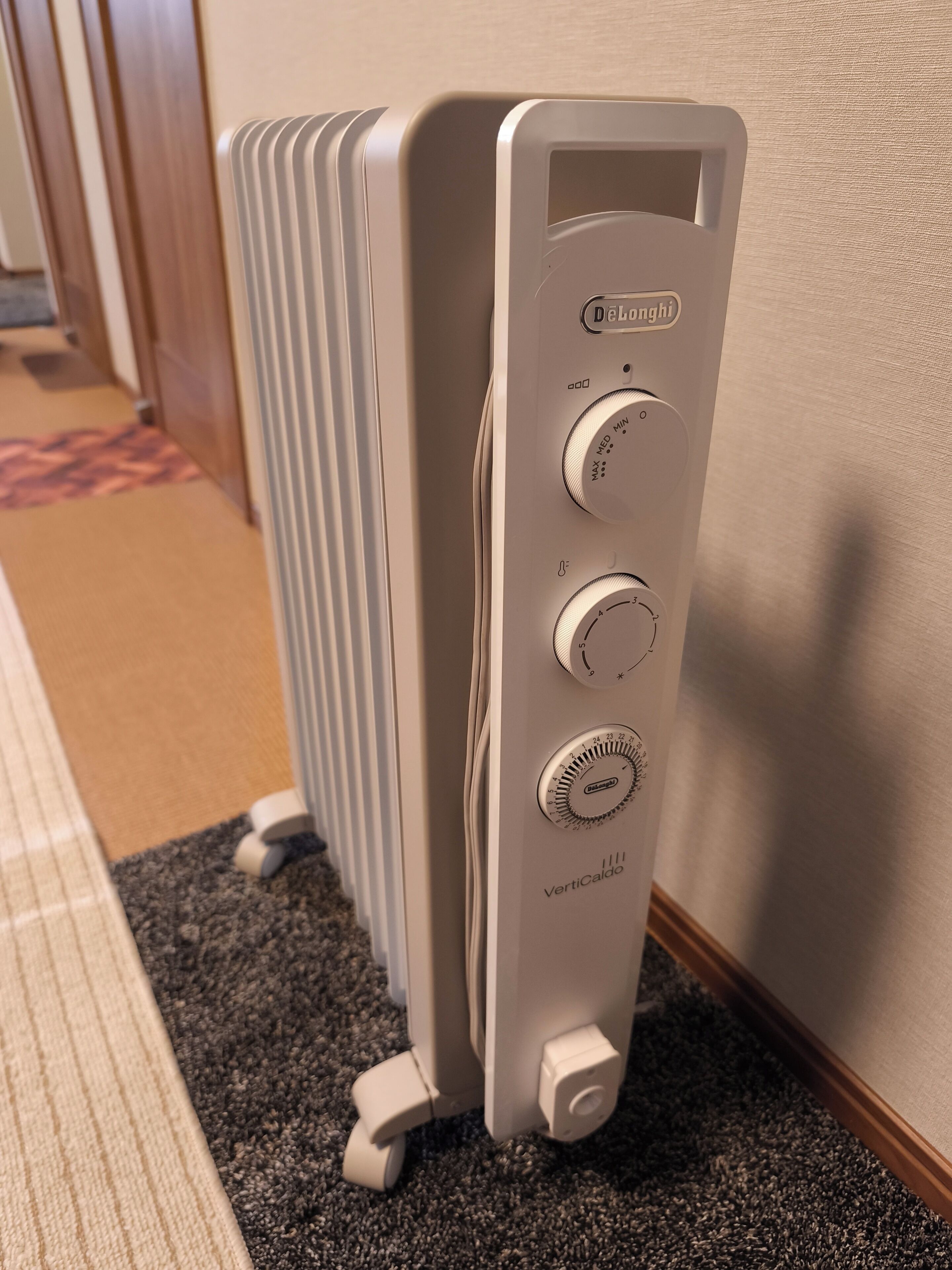 Un radiateur doté de trois boutons de réglage et portant le nom d’une marque.