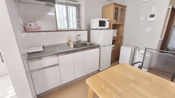 Frigorífic, microones, placa de cuina i bullidora elèctrica