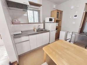 Fridge, microwave, stovetop, electric kettle