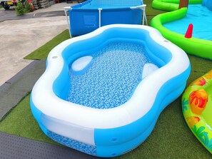 An inflatable pool with a blue and white color scheme, surrounded by artificial grass and a blue pool table. - 2min walk to Maiko Ski Resort 1 group only pets ok (Minamiuonuma City)