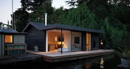 Award-winning modern houseboat 15 min from downtown Seattle. Your city getaway.
