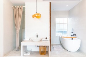 Rom | Bad | Toalettartikler (inkludert), hårføner, tøfler og håndklær