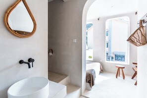 Down comforters, blackout drapes, iron/ironing board, free WiFi - HANG ZHOU XI HU DOUMO SHAN JING JIU DIAN (Hangzhou)