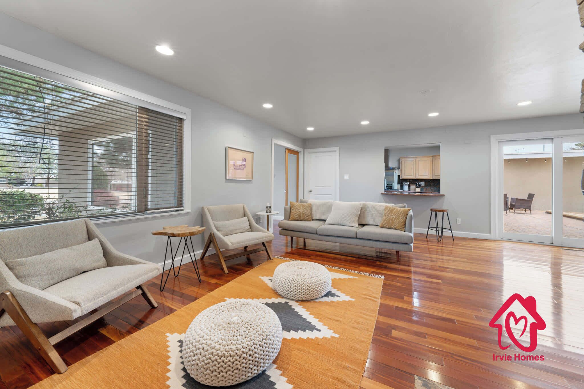 Télévision, cheminée, espaces bureaux