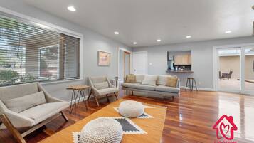 Télévision, cheminée, espaces bureaux