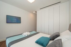 3 bedrooms, in-room safe, iron/ironing board, free WiFi