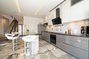 Fridge, oven, stovetop, dishwasher