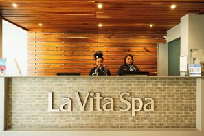 Een bubbelbad, een stoombad, lichaamsbehandelingen, aromatherapie