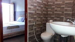 Shower, rainfall showerhead, free toiletries, towels