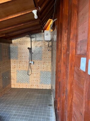 Shower, rainfall showerhead, free toiletries, towels - Telagamas Guest House (Banjarangkan)