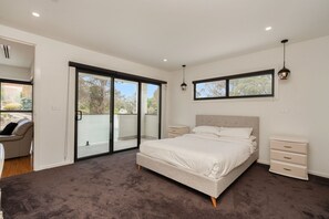 5 bedrooms, desk, iron/ironing board, WiFi
