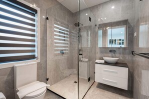 Regadera, secadora de cabello, toallas 