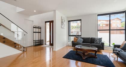 Spacious 5-Bed Family Home in Giralang