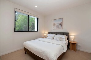 2 bedrooms, desk, iron/ironing board, WiFi