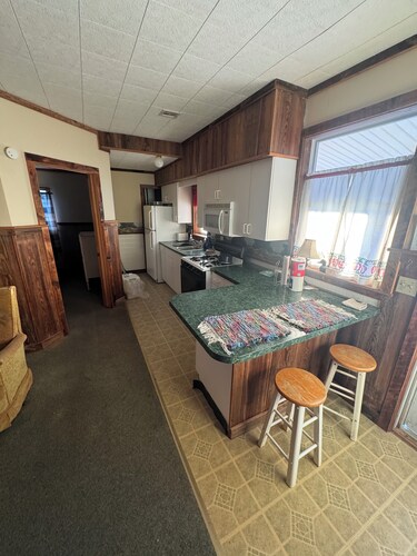 Cozy 2-bedroom cabin with Small Town Charm and Convenience 