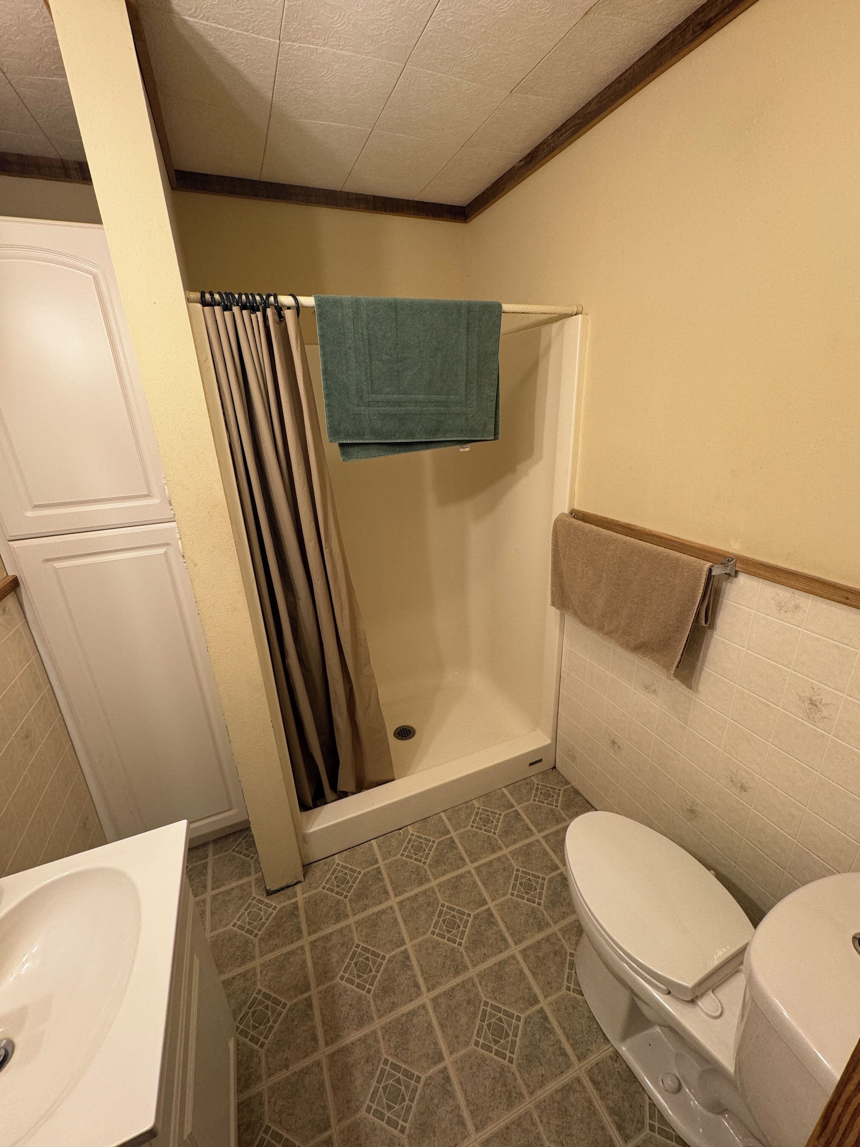 تجهيزات دش، مناشف، صابون، ورق حمّام