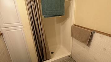 تجهيزات دش، مناشف، صابون، ورق حمّام