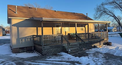 Cozy 2-bedroom cabin with Small Town Charm and Convenience