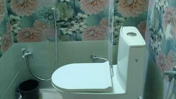 Quarto standard, vista para a cidade | Banheiro | Chinelos