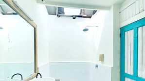 A bathroom with a white sink, wooden vanity, and a large mirror. - Kushak Bungalow Gili Trawangan (Gili Trawangan)