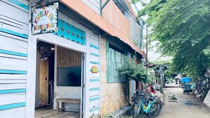 A bungalow with a sign reading "KUSHAR BUNGALOWS". - Kushak Bungalow Gili Trawangan (Gili Trawangan)