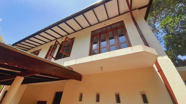 Exterior - 3-Bedroom Private Villa Near Colombo Airport with  FREE Wi-Fi, Kitchen & Garden  (Negombo)